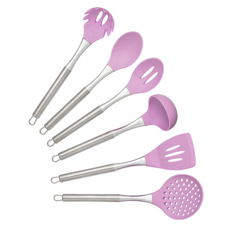 How to Choose Between a Stainless Steel Set of Kitchen Utensils and Dishes